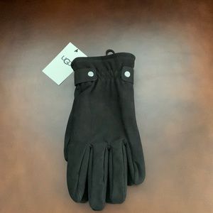 UGG M Nubuck Glove with Tab & Rivet